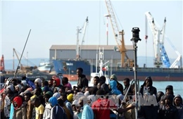 Tiếp tục cứu hàng nghìn người di cư ngoài khơi Libya