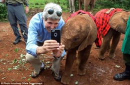 Ngoại trưởng Mỹ thích thú chụp ảnh với voi
