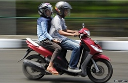 Indonesia cấm nam nữ chưa cưới đi chung xe máy