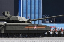 Xe tăng Armata đột ngột bất động trên Quảng trường Đỏ