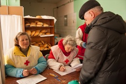 Ấm lòng ổ bánh mì cầm tay ở Đông Ukraine
