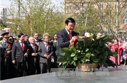 Chủ tịch nước Trương Tấn Sang đặt hoa bên Tượng đài Bác tại Nga 
