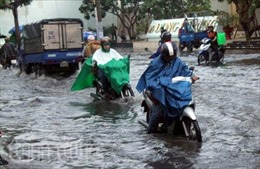Người Sài Gòn bì bõm trong nước đen ngòm sau cơn mưa lớn