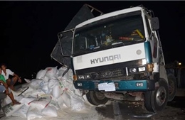 Lật xe chở 25 tấn gạo trên đường cao tốc 