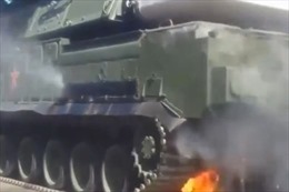 Xe tăng chở tên lửa Nga bốc cháy trong lễ duyệt binh