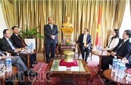 Phó Thủ tướng Nguyễn Xuân Phúc thăm ĐSQ Việt Nam tại Singapore