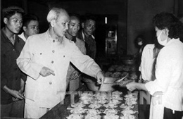 Tấm gương Hồ Chí Minh - Rèn luyện đạo đức cách mạng và thực hiện tập trung dân chủ