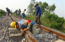 Thông đường sắt Bắc-Nam sau sự cố tàu trật bánh ở Quảng Nam