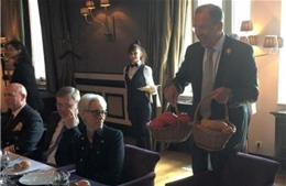Ông Lavrov tặng người đồng cấp Mỹ khoai tây Nga