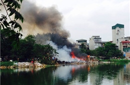 Cháy khu nhà tạm ven hồ Linh Quang, Hà Nội 
