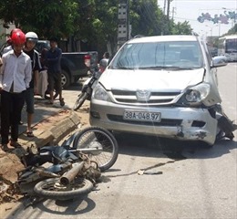 Gây tai nạn chết người, ô tô kéo lê xe máy 3km