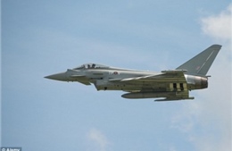Anh điều chiến đấu cơ Typhoon chặn máy bay ném bom Nga 