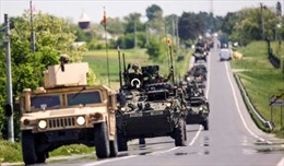 Xe quân sự Mỹ chạy rầm rập trên đường phố Romania