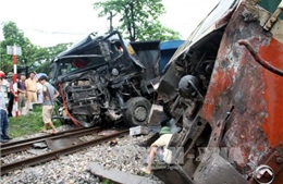 Xe tải va chạm tàu hỏa tại Thái Nguyên