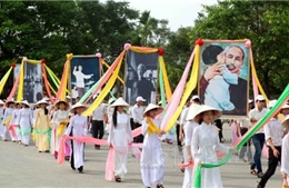 Lễ rước ảnh Bác Hồ trong Lễ hội Làng Sen 2015