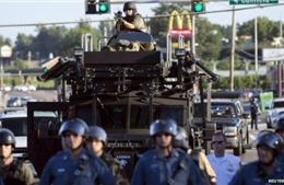 Mỹ hạn chế cảnh sát sử dụng vũ khí, khí tài