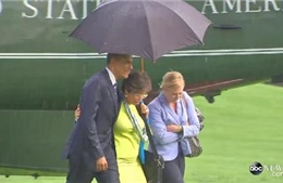 Ông Obama che ô cho nữ nhân viên