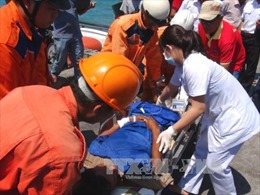 Đưa 2 ngư dân bị tai nạn lao động trên biển về bờ chữa trị 