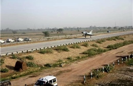 Chiến đấu cơ Ấn Độ hạ cánh &#39;ngon lành&#39; trên đường cao tốc