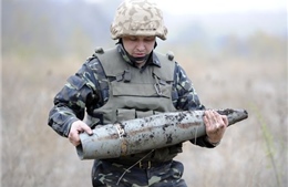 Ukraine đình chỉ hợp tác quân sự với Nga 
