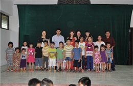 Cặp nữ hoàng ảo thuật thế giới biểu diễn cho trẻ em làng SOS Hà Nội