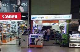 Singapore bắt chủ cửa hàng điện thoại lừa khách Việt