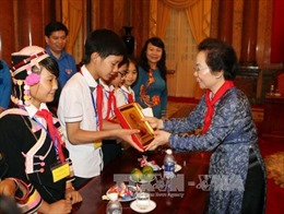 Phó Chủ tịch nước Nguyễn Thị Doan gặp mặt trẻ em hoàn cảnh khó khăn