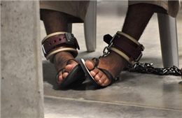 Bên trong hàng rào nhà tù Guantanamo