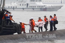 Trung Quốc cắt thân tàu chìm tìm người sống sót