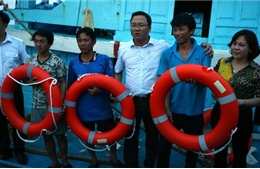 Trao phao cứu sinh và thiết bị y tế cho ngư dân huyện đảo Cô Tô