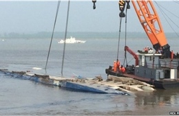 Bắt đầu lật ngược tàu chìm trên sông Dương Tử