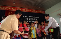 Quảng Bình: Trao 200 cặp phao cứu sinh cho học sinh vũng lũ