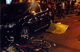 Hà Nội: Ô tô con đâm người đi xe đạp chết tại chỗ
