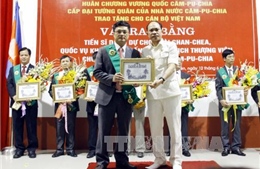 Campuchia tặng Huân chương cấp Đại tướng quân cho cán bộ Việt Nam