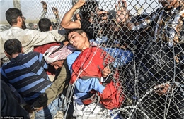 Người tị nạn Syria chạy sang Thổ Nhĩ Kỳ trốn IS