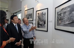 Chủ tịch nước thăm Triển lãm ảnh chiến tranh Việt Nam của AP