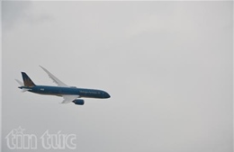 Boeing Dreamliner của Việt Nam trình diễn đẹp mắt trên bầu trời Paris