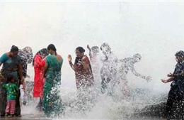 Ấn Độ vỡ òa niềm vui đón cơn mưa đầu mùa 