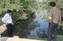 Kiểm tra tình trạng ô nhiễm nguồn nước sông Nhuệ