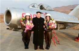 Nhà lãnh đạo Triều Tiên thị sát nữ phi công bay tập 