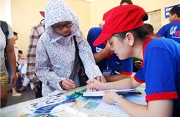 Sinh viên tình nguyện đội nắng hỗ trợ thí sinh 