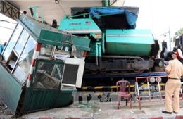 Bình Dương: Xe tải gây tai nạn tại trạm thu phí 