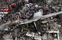 Xác máy bay nát vụn sau khi rơi vào khu nhà dân