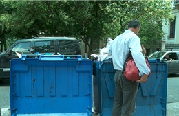 Dân Hy Lạp bới thùng rác tìm thức ăn 