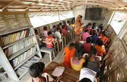 Trường nổi mang chữ đến học sinh vùng lũ ở Bangladesh