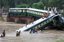 Pakistan: Tàu hỏa rơi xuống kênh đào,12 người thiệt mạng 
