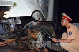 Xe đầu kéo tông sườn xe khách trên cao tốc Nội Bài-Lào Cai