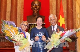 Trao Huân chương Hữu nghị cho vợ chồng giáo sư Lê Kim Ngọc
