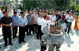Dâng hương tưởng niệm cố Tổng bí thư Nguyễn Văn Cừ 