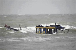 Tập trung cứu hộ tàu cá bị sóng đánh chìm
